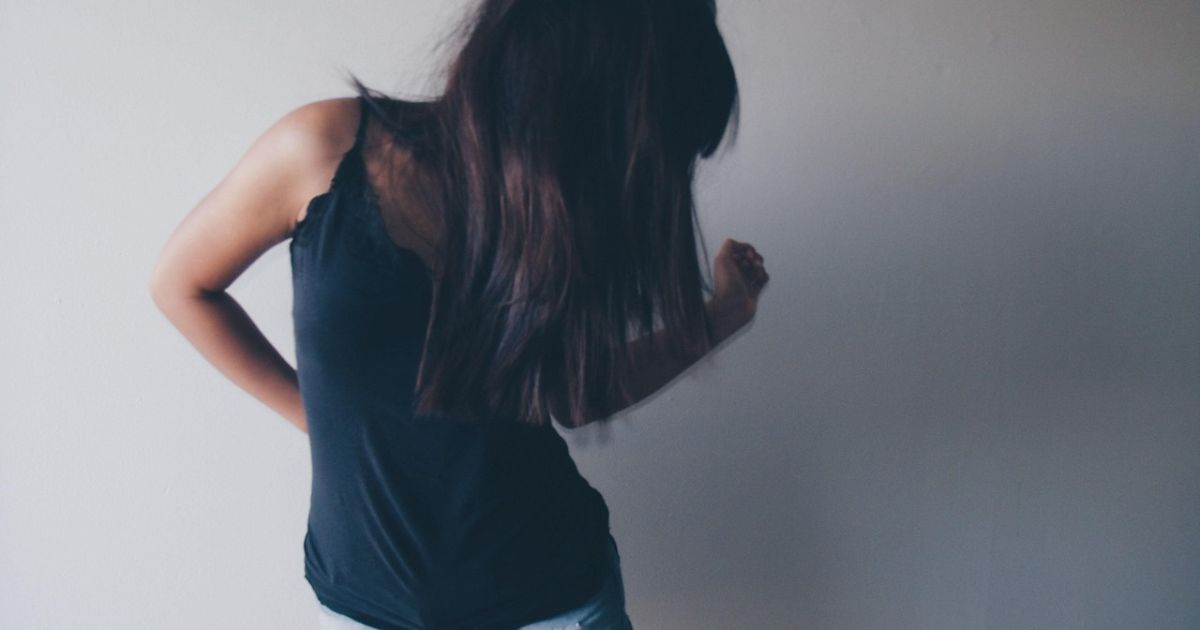 ナユタスのダンス講師が動きを見ながら説明しているレッスン風景