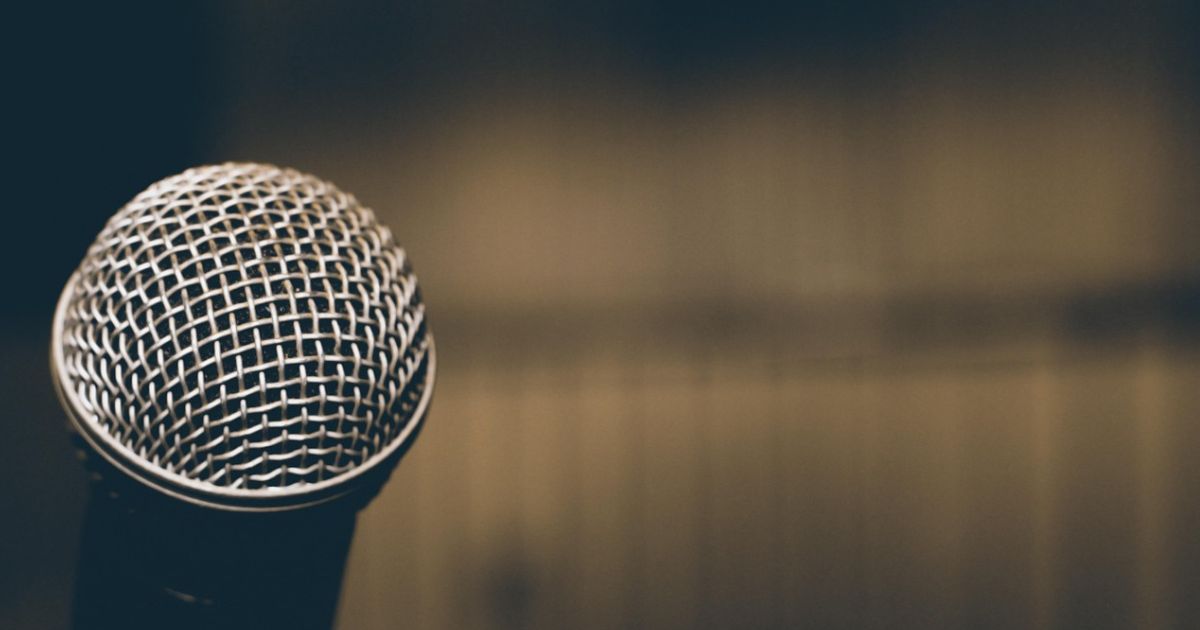 社会人から習い事を始めることに不安を感じている人のイメージ