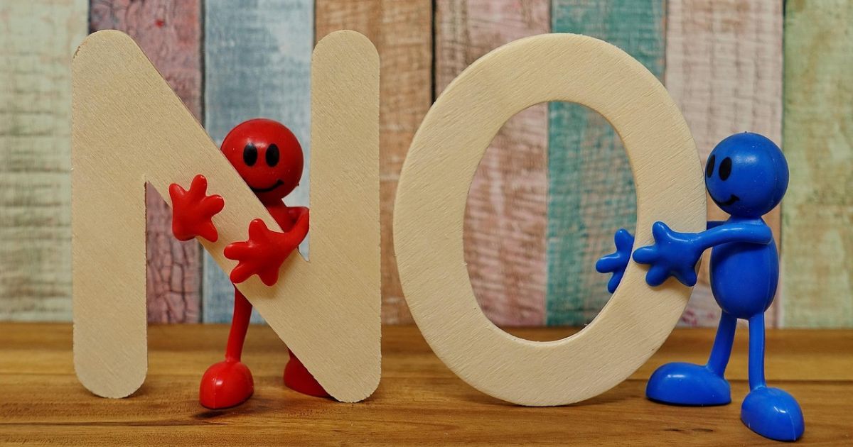 体験後の勧誘が不安で迷っているイメージ