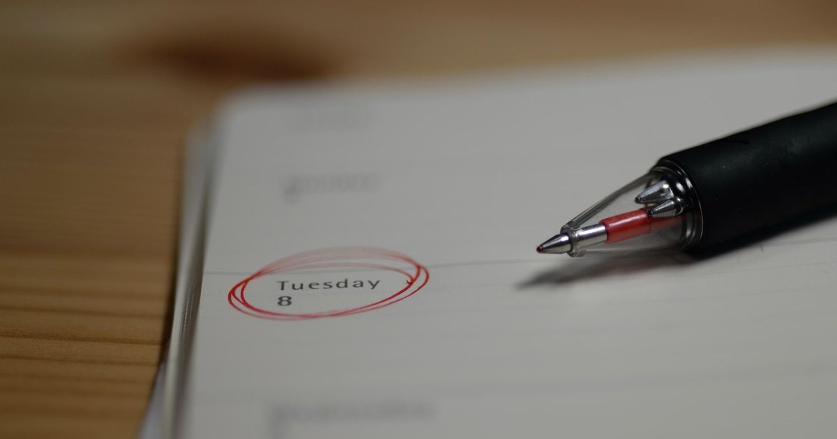 ナユタスのレッスン繰越や消化期限をカレンダーで確認しているイメージ