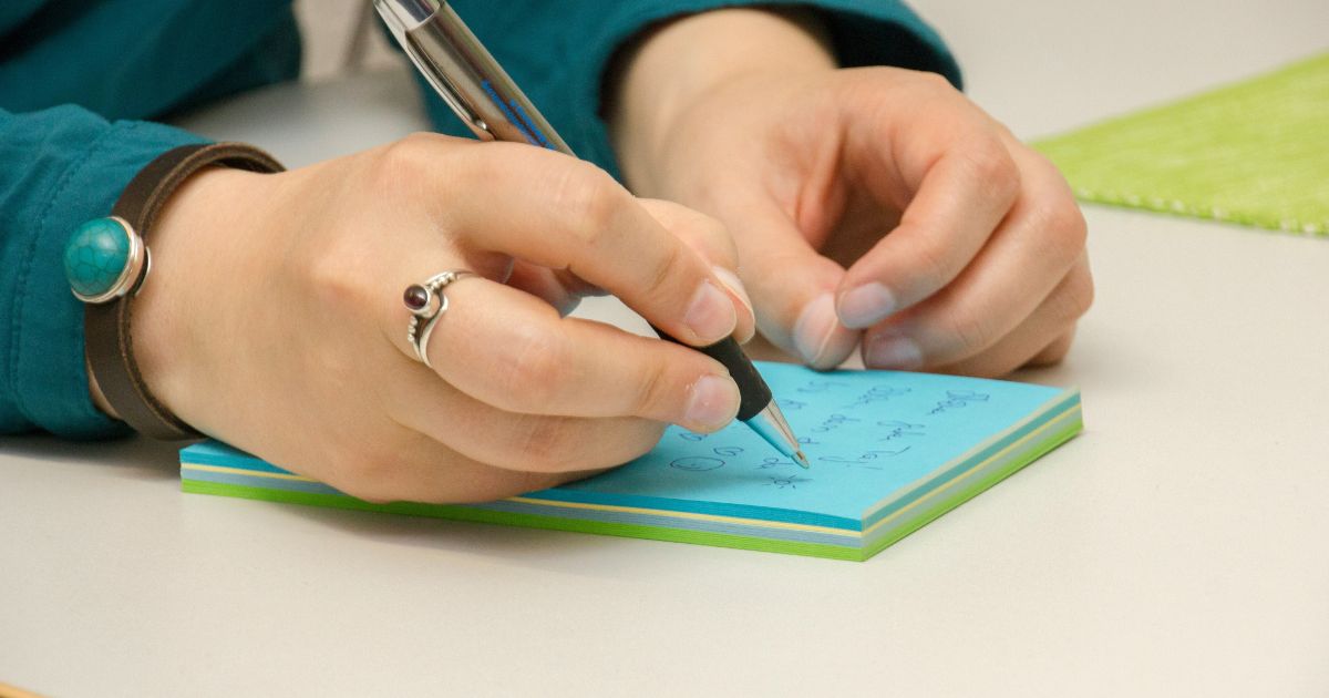 ナユタスと他スクールを比較しながら自分に合う条件を考えているイメージ