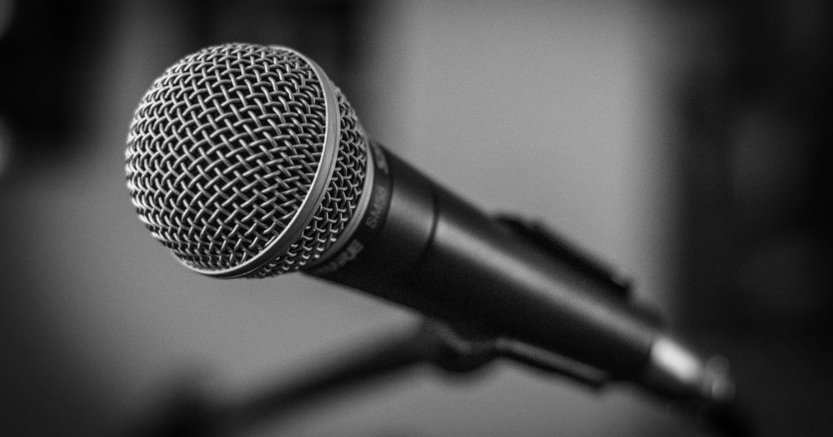 ナユタスの体験レッスンで年齢層や雰囲気を確認している人物