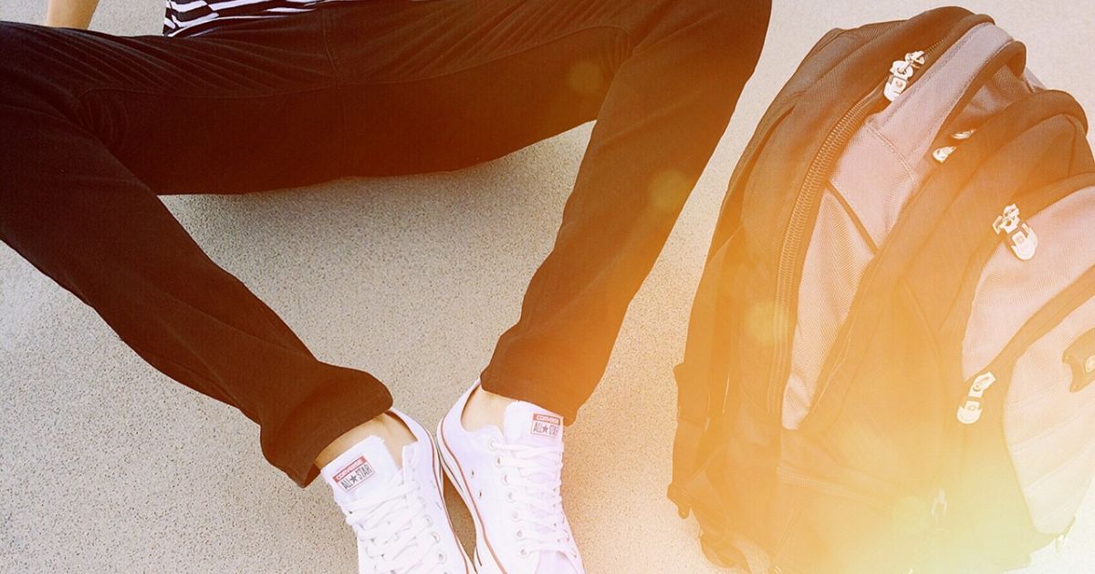 高校生がボイトレやダンススクールの通い方を確認しているイメージ